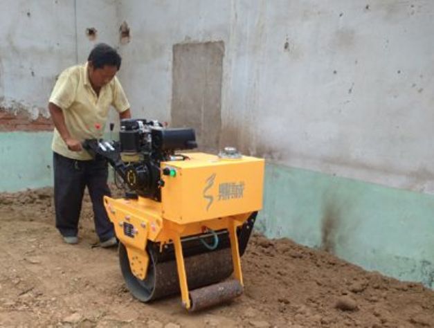 點擊查看詳細(xì)信息<br>標(biāo)題：手扶式單輪壓路機(jī)工作照 閱讀次數(shù)：12177