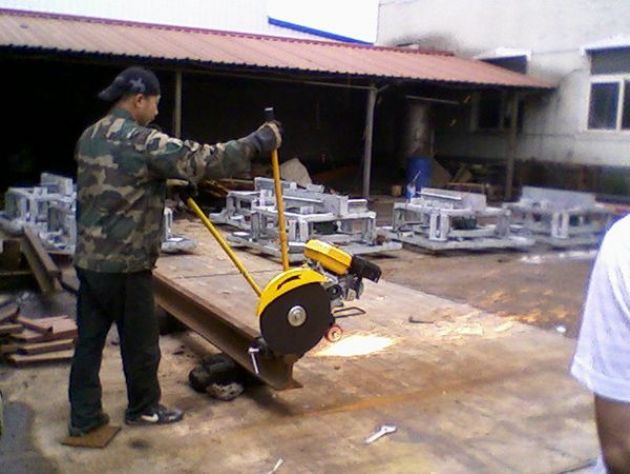 點擊查看詳細(xì)信息<br>標(biāo)題：內(nèi)燃鋸軌機(jī)工作照 閱讀次數(shù)：11555