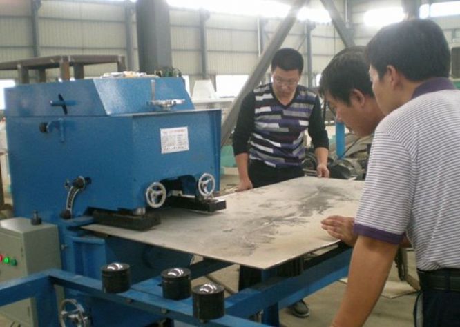 點擊查看詳細(xì)信息<br>標(biāo)題：固定式平板坡口機(jī)工作照 閱讀次數(shù)：10984